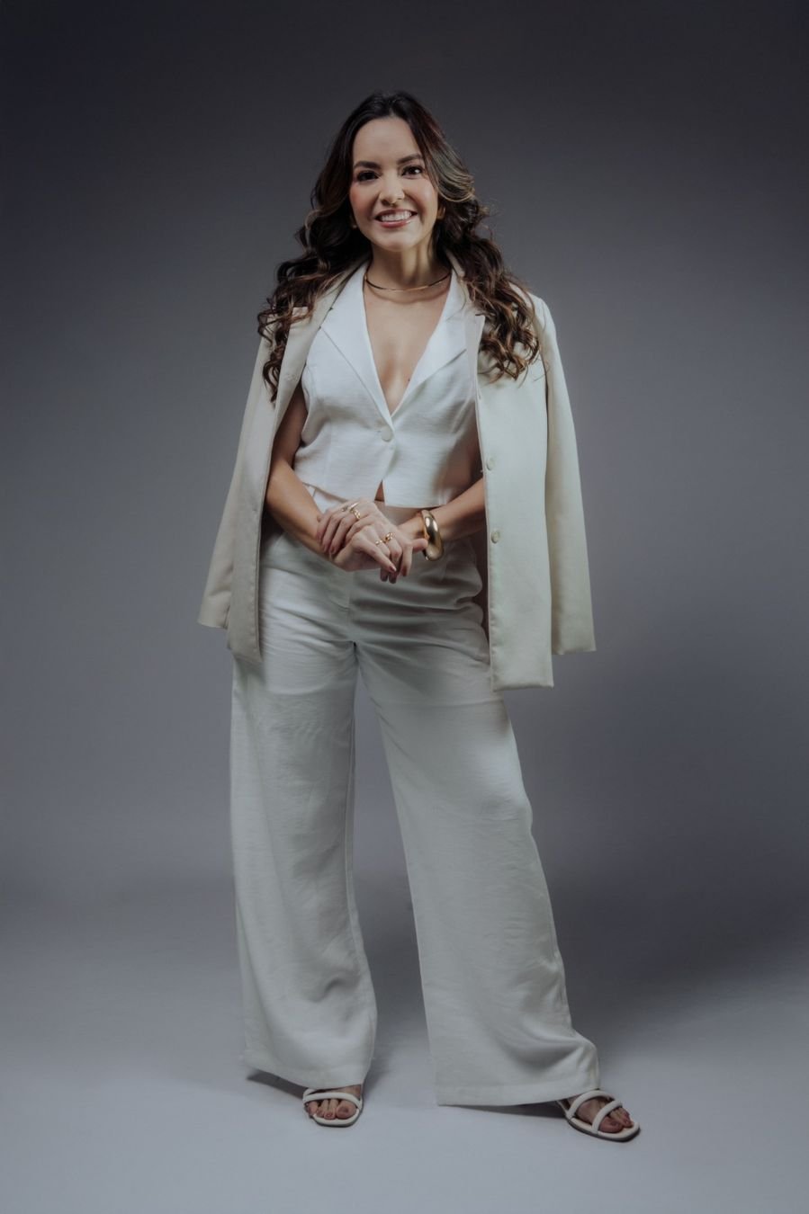 Dra. Dienifer em pé, sorrindo