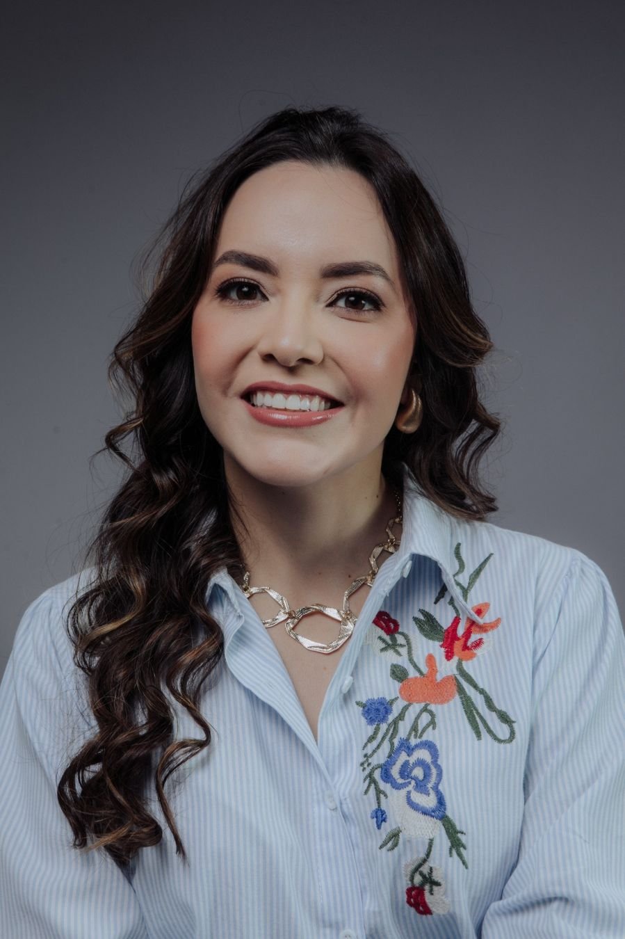 Dra. Dienifer sorrindo